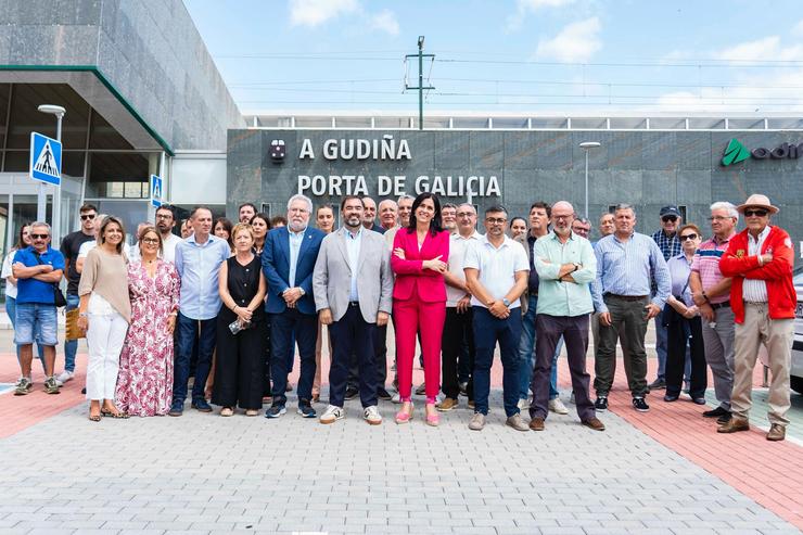 A secretaria xeral do PPdeG, Paula Prado, xunto a deputados, alcaldes e portavoces populares na estación da Gudiña.. PPDEG 