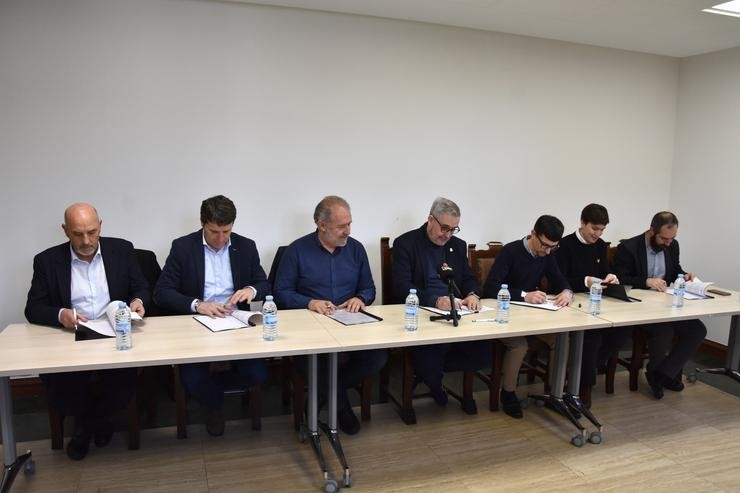 Alcaldes dos municipios que integran a plataforma 'Concellos pola gratuidade dá AP-9'. CONCELLO DE AMES 