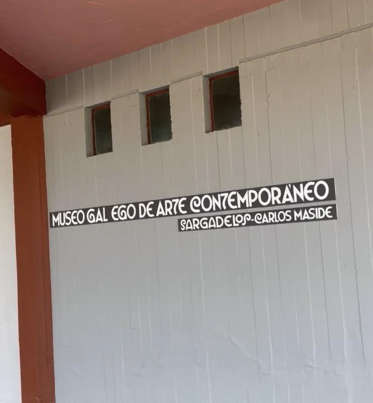 Entrada do Museo Galego de Arte Contemporánea Carlos Maside, ubicado nas Cerámicas do Castro, en Sada 