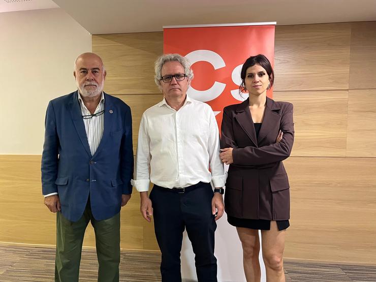 O coordinador de Ciudadanos en Galicia, Manuel Moinelo (esquerda); o secretario xeral de Ciudadanos, Carlos Pérez-Nievas, e a secretaria de Mobilización, Programas e Acción Europea, María Vázquez, a 19 de xullo de 2025 