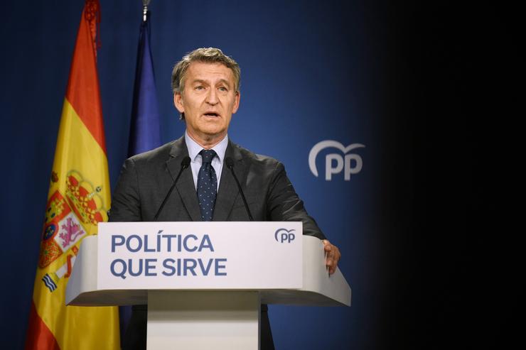 O presidente do Partido Popular, Alberto Núñez Feijóo, durante unha rolda de prensa, na sede do PP en Xénova, a 12 de xuño de 2025, en Madrid 