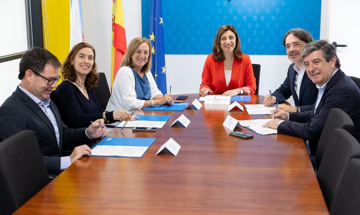 A conselleira de Medio Ambiente e Cambio Climático, Anxos Vázquez, e a directora xeral de Calidade Ambiental e Sostibilidade, María José Echevarría, asina o convenio con Scraps.. XUNTA 