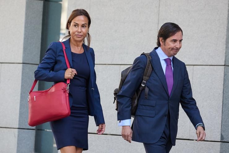 A ex presidenta de Adif, Isabel Pardo de Vera (i), á súa chegada a declarar como imputada polo caso Koldo na Audiencia Nacional (AN), a 21 de xullo de 2025 