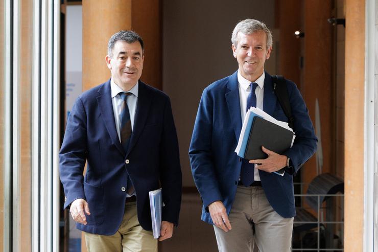O titular do Goberno galego, Alfonso Rueda, acompañado polo conselleiro de Educacion, Roman Rodriguez.. XUNTA 