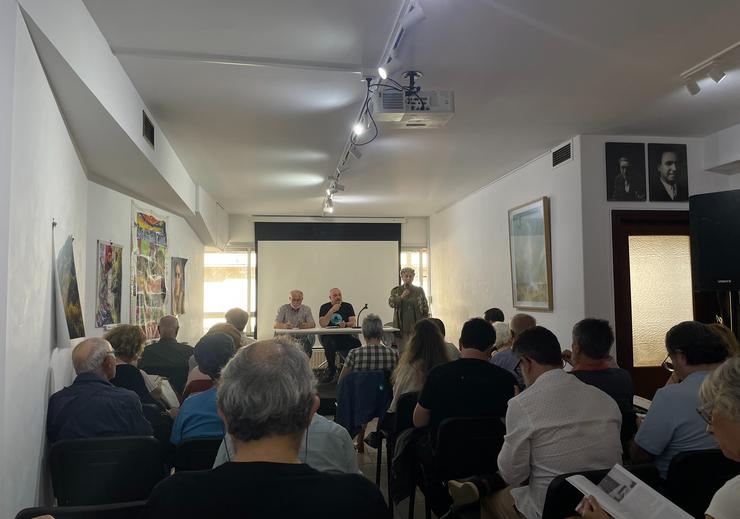 Reunión na sede da Agrupación Cultural Alexandre Bóveda, na Coruña, para falar da situación do Museo Carlos Maside 