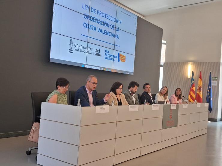A directora xeral de Enerxías Renovables e Cambio Climático, Paula Uría, e representantes doutras autonomías nunha xornada sobre a costa en Valencia 