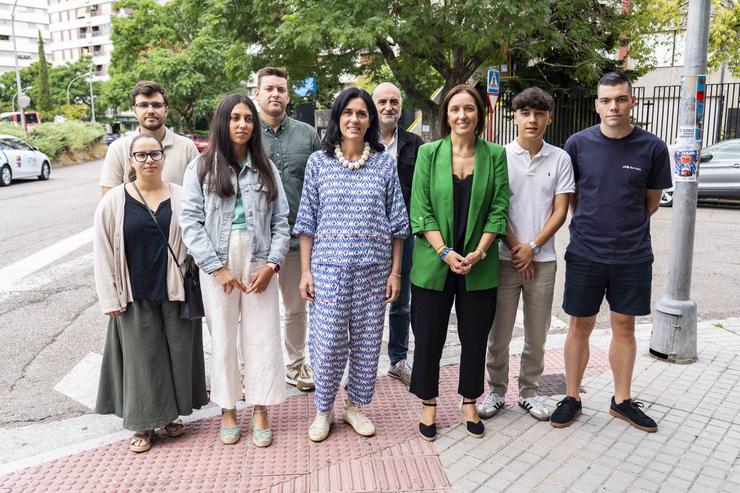 A secretaria xeral do PPdeG Paula Prado, a portavoz local do PP en Ourense Ana Méndez e a presidenta de Novas Xeracións Nicole Grueira, entre outros, fronte ao CIFP Portovello. ÍÑIGO ROLÁN 
