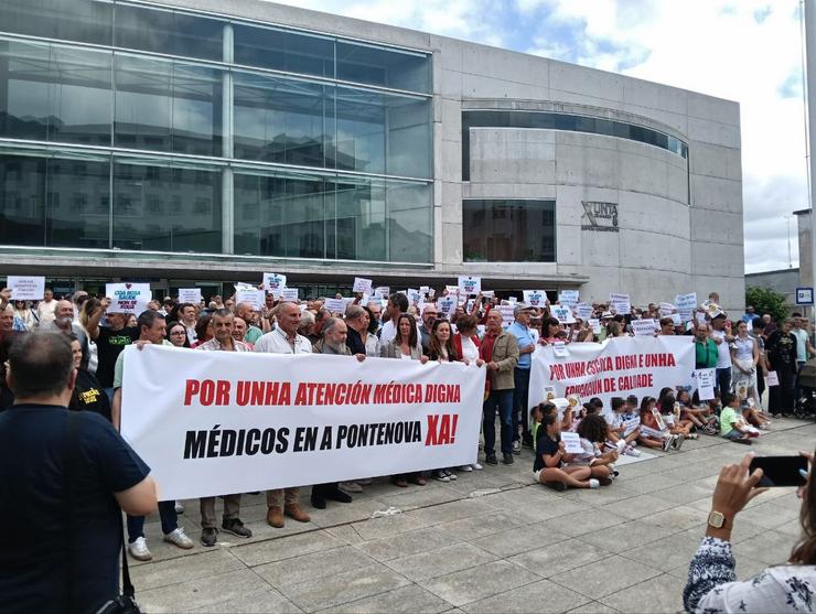 Veciños da Pontenova, co seu alcalde, Darío Campos, á cabeza, reclaman ante a Xunta en Lugo, sanidade e educación de calidade. SLG 