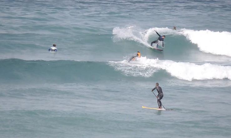Surfeiros na praia de Sabón, en Arteixo 