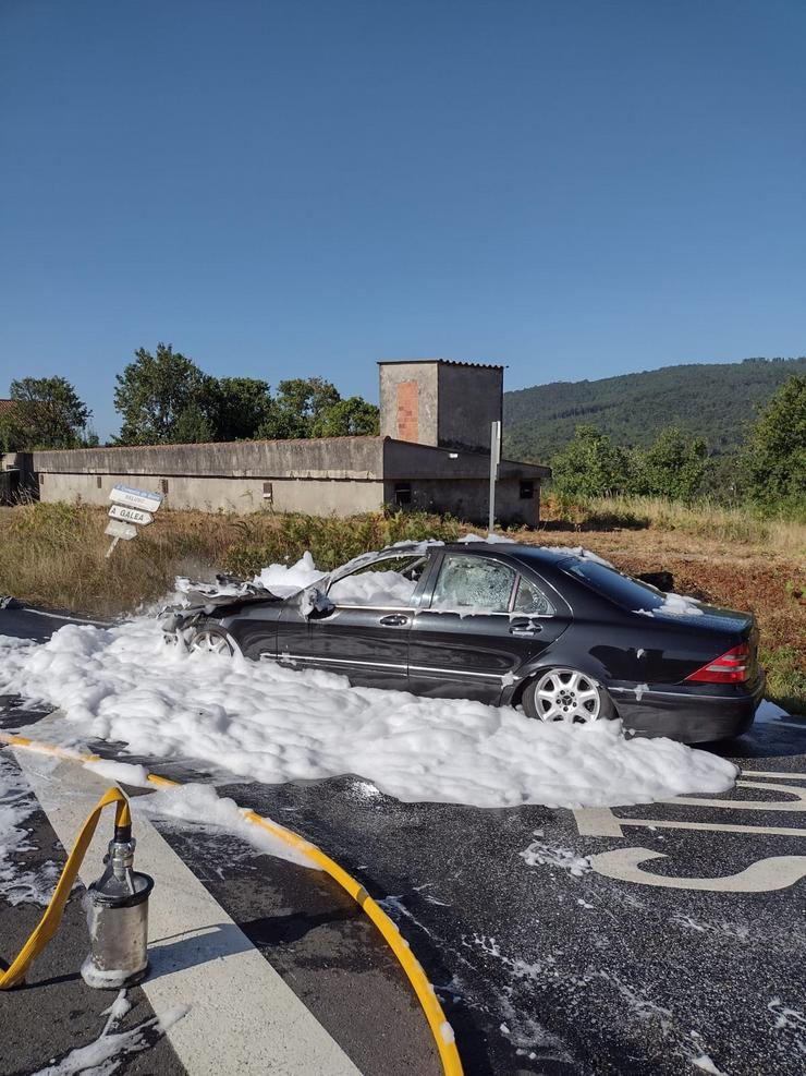 Incendio nun coche no seu paso por Boiro (A Coruña), a 25 de xullo de 2025.. CONSORCIO PROVINCIAL CONTRAINCENDIOS E SALVAMENTO 