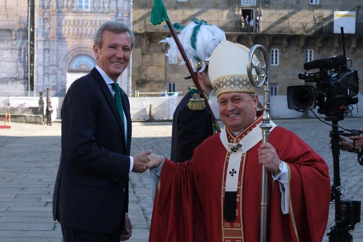 O presidente da Xunta, Alfonso Rueda, e o arcebispo de Santiago, Francisco José Prieto, na Praza do Obradoiro antes da Ofrenda ao Apóstolo. CÉSAR ARXINA - EUROPA PRESS 