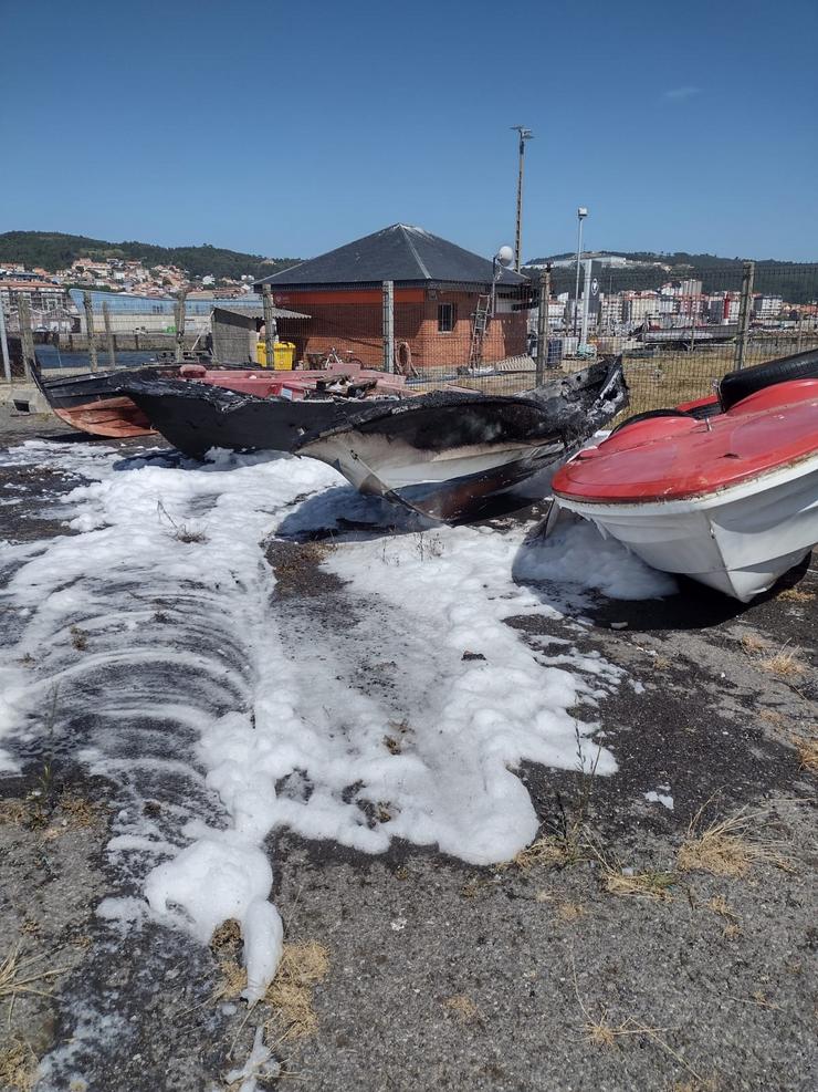 Lancha incendiada en Ribeira. CONSORCIO PROVINCIAL CONTRAINCENDIOS E SALVAMENTO 