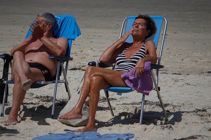 Dúas persoas na praia de Samil, a 31 de maio de 2025, en Vigo 