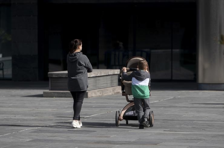 Arquivo - Unha nai e un neno cun carro dun bebe no Centro de Recepción, Atención e Derivación (CREADE) de Pozuelo, a 22 de febreiro de 2023, en Pozuelo de Alarcón.. Alberto Ortega - Europa Press - Arquivo / Europa Press
