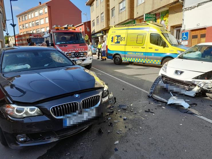 Choque entre dous vehículos en Oza-Cesuras (A Coruña).. CONSORCIO PROVINCIAL BOMBEIROS 