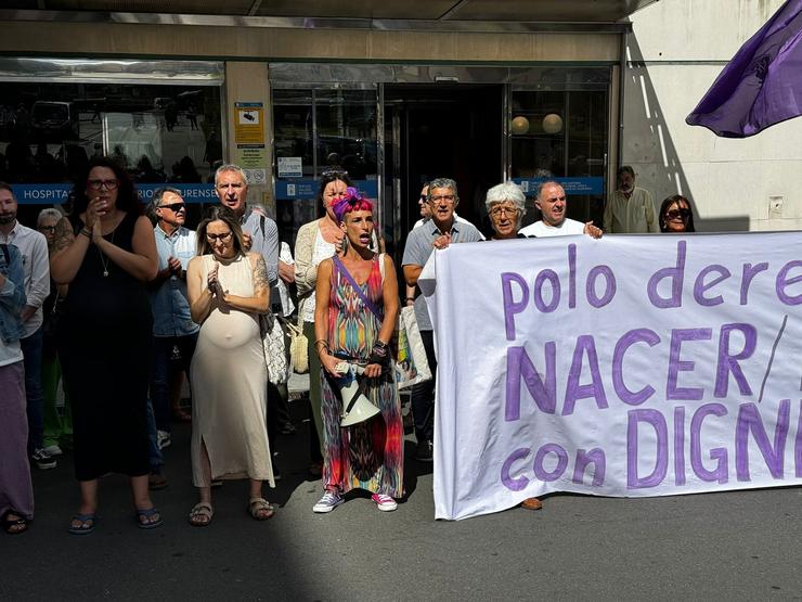 Manifestación de colectivos de nais e mulleres fronte ao CHUO en Ourense 