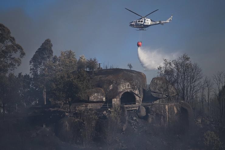 Equipos dos servizos de Emerxencias traballan para extinguir o lume, a 28 de xullo de 2025, en Salvaterra de Miño 