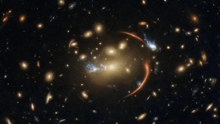 A galaxia xigante durmida no centro da imaxe está a 10.000 millóns de anos luz.ESA 