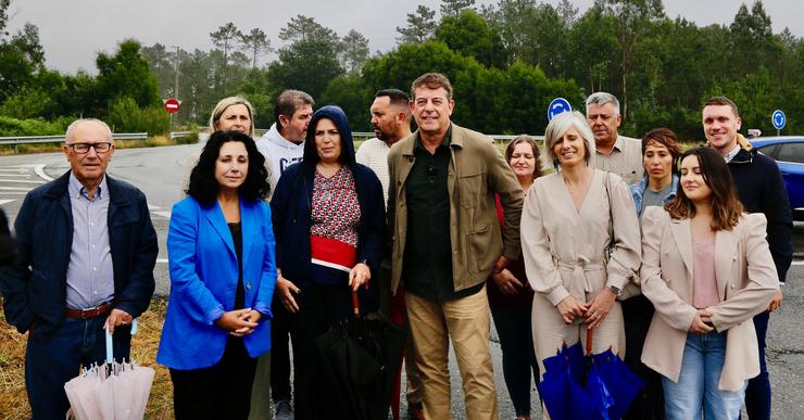 O secretario xeral do PSdeG, José Ramón Gómez Besteiro, visita o punto no que finaliza a autovía dá Costa da Morte xunto a cargos socialsitas da comarca. PSDEG / Europa Press