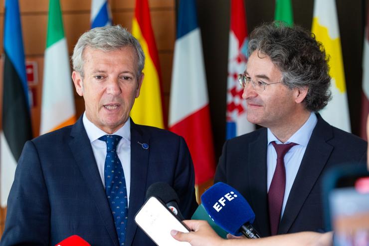 O titular do Goberno galego, Alfonso Rueda, xunto coas delegacións española e portuguesa no Comité Europeo das Rexións. BERNAL REVERT 