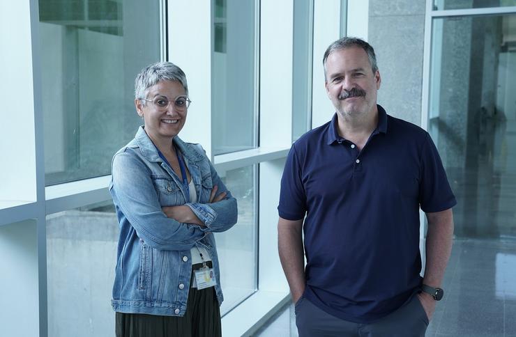 María Dolores Mayán, responsable do proxecto, e o catedrático David Pousada, que tamén vai colaborar na investigación. DUVI-UVIGO / Europa Press