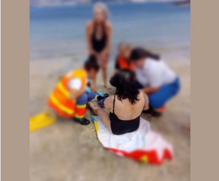 Sanitarios atenden á bañista na praia da Mosqueira, en Moaña (Pontevedra).. AGRUPACIÓN DE PROTECCIÓN CIVIL DE MOAÑA / Europa Press