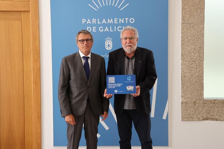 O conselleiro maior de Contas, Juan Carlos Aladro, entrega a memoria de 2024 ao presidente do Parlamento, Miguel Santalices. PARLAMENTO 