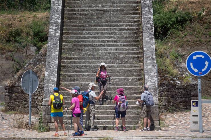 Un grupo de peregrinos realiza o Camiño de Santiago, a 15 de xuño de 2021, en Portomarín 