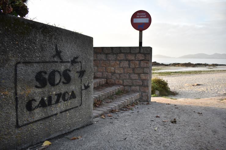 Piden medidas urxentes para evitar que a Praia da Calzoa sexa canina 