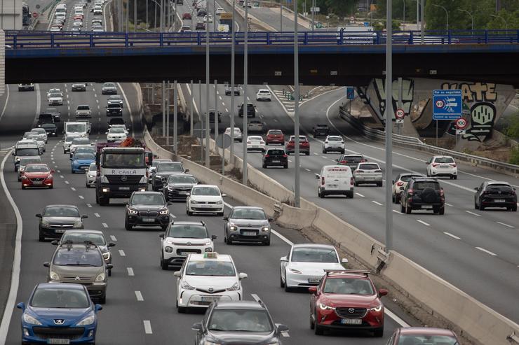 Arquivo - Vehículos atrancados na autovía A2, a 30 de abril de 2025, en Madrid (España). A Dirección Xeral de Tráfico (DXT) ten previstos 7.540.000 desprazamentos por estrada durante o desenvolvemento da Operación especial de tráfico polo 1º de. Alejandro Martínez Vélez - Europa Press - Arquivo
