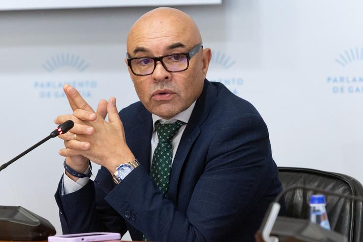 O director xeral de Loita contra a Violencia de Xénero, Roberto Barba, na comisión 5ª, de sanidade, política social e emprego do Parlamento / Xunta
