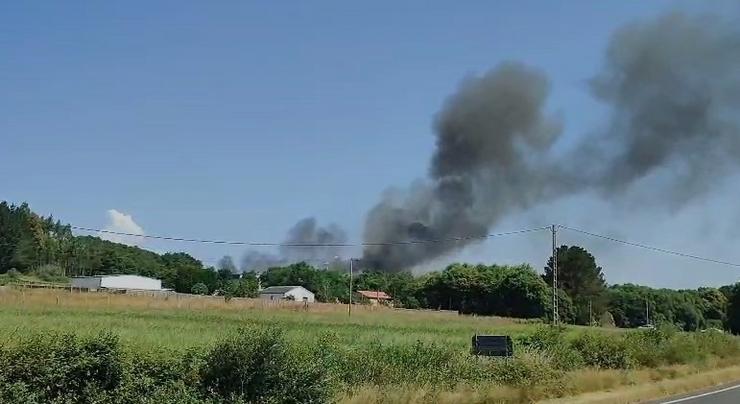 Incendio nunha nave dunha empresa de colchóns en Palas de Rei (Lugo). / Europa Press