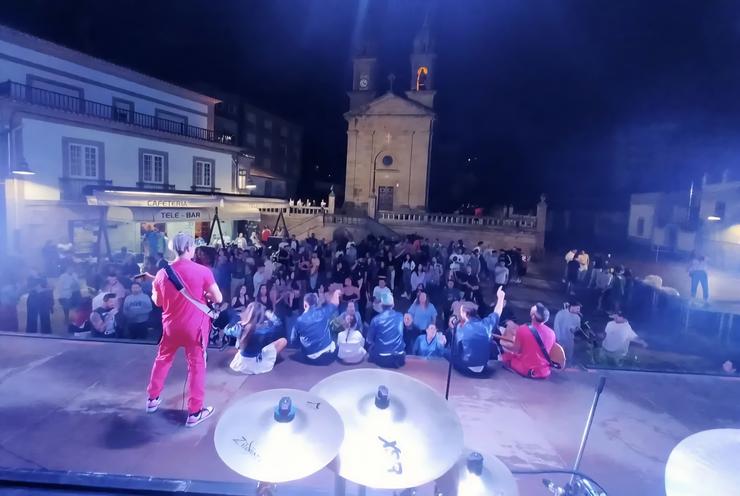Orquestra Marbella actuando nas festas dunha parroquia / Orquestra Marbella