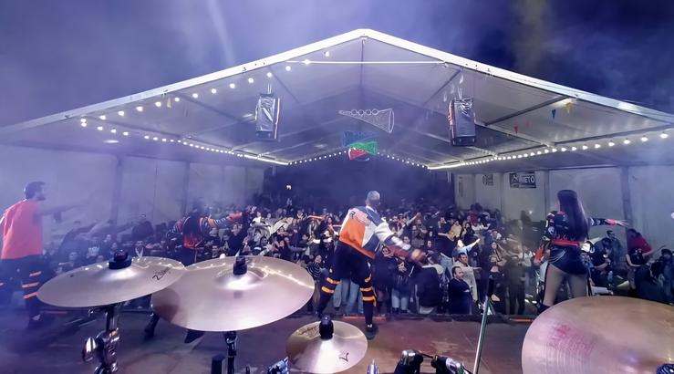 Orquestra Marbella actuando nas festas dunha parroquia 