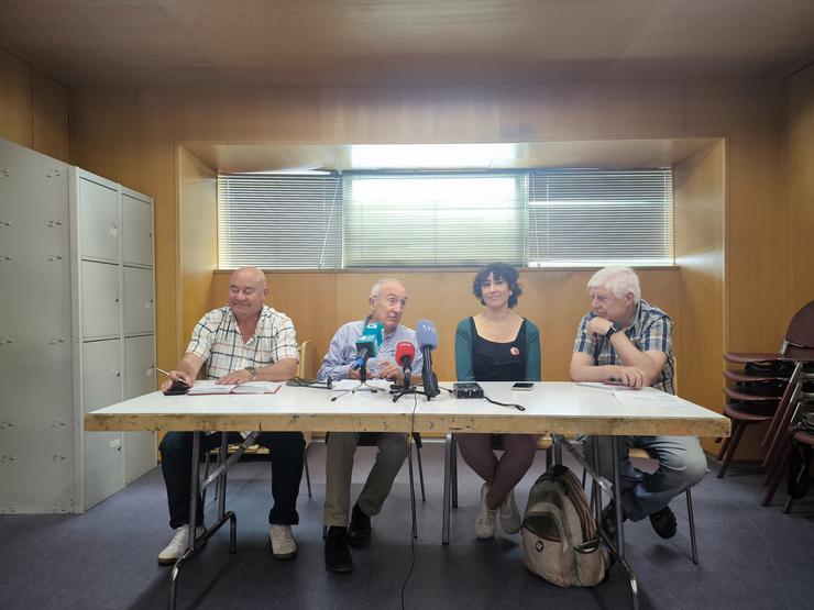 Xosé María Divos (AGDSP), Manuel Martín (SOS Sanidade Pública), Lucía López (BNG) e Carlos Pardo (CCOO). SOS SANIDADE PÚBLICA / Europa Press
