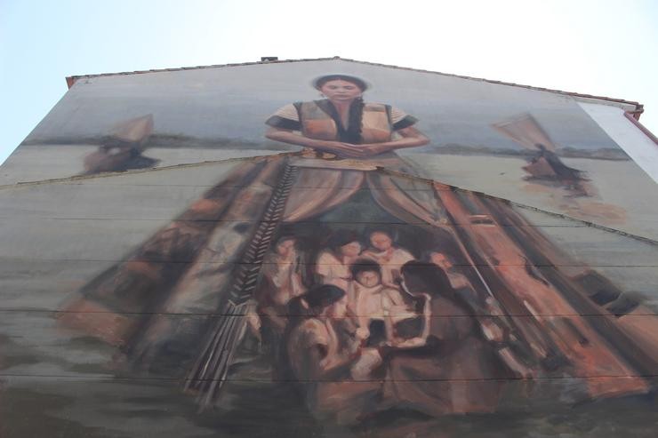 "Muller, abrigo", mural realizado por Hanna Lucatelli / Elena González