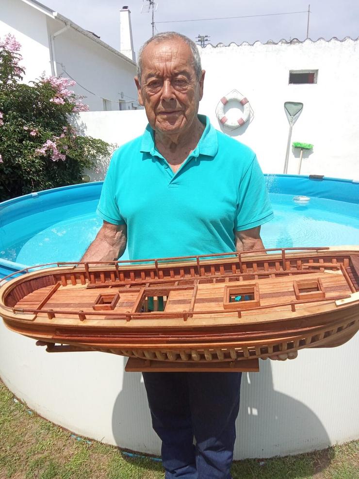 Pedro Fraga cunha maqueta dunha das súas embarcacións / cedida