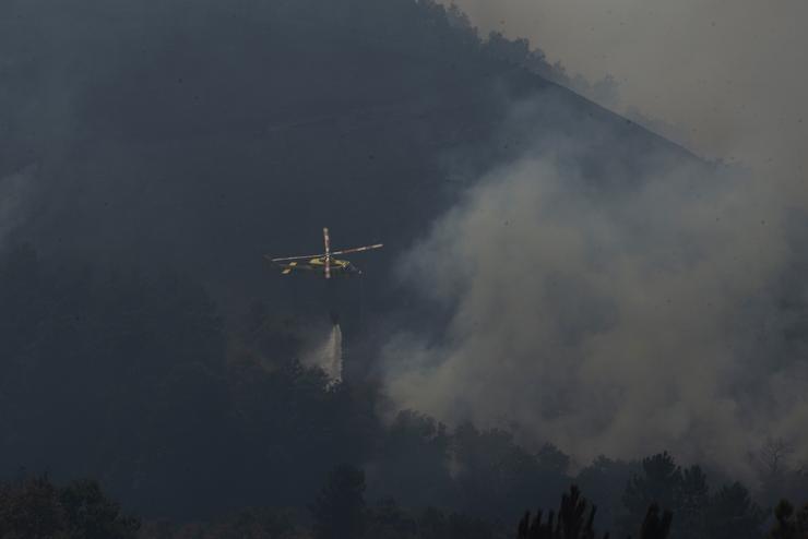 Traballos de exxtinción a cargo do helicóptero da BRIF de Laza na serra de san Mamede, no lume por baixo da aldea de Teixeira (Maceda), a 10 de agosto de 2025, en Maceda, Ourense, Galicia (España). Un incendio en Maceda (Ourense), parroquia. Rosa Veiga - Europa Press 