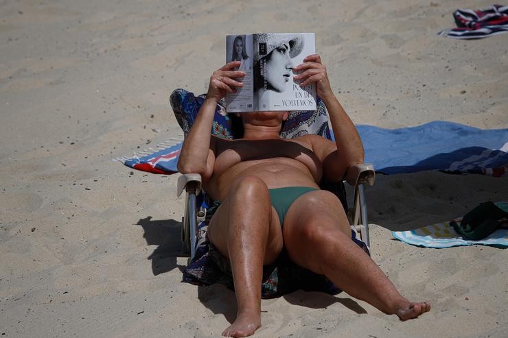 Arquivo - Unha muller na praia de Samil, a 31 de maio de 2025, en Vigo, Pontevedra, Galicia (España).. Adrián Irago - Europa Press - Arquivo 