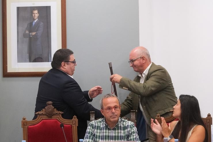 O novo alcalde de Noia, Francisco Pérez (i), recibe o bastón de mando de mans do anterior alcalde, Santiago Freire (d) tras saír adiante a moción de censura, a 11 de agosto de 2025, en Noia (A Coruña).. César Arxina - Europa Press 