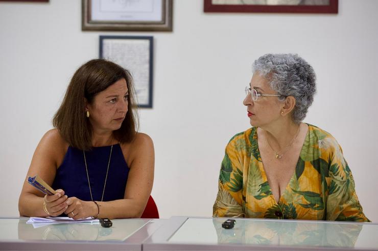 A deputada socialista Silvia Longueira e a alcaldesa de Betanzos, María Barral, en rolda de prensa. PSDEG / Europa Press