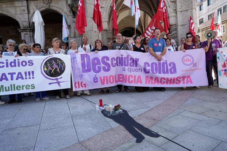 Varias persoas durante unha concentración ante o Concello do Porriño. Adrián Irago 