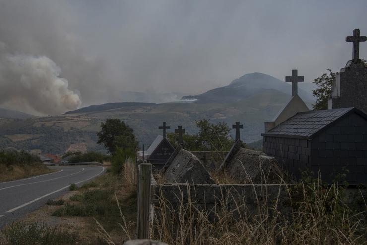 Vista dos incendios do Macizo Central, a 11 de agosto de 2025, en Chandrexa de Queixa, Ourense, Galicia (España). Os incendios do verán en Galicia arrasan ata este 11 de agosto máis de 4.000 hectáreas, co principal lume en Chandrexa de Queixa. Rosa Veiga - Europa Press 