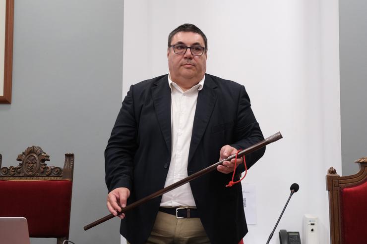 O novo alcalde de Noia, Francisco Pérez, pousa co bastón de mando tras saír adiante a moción de censura, a 11 de agosto de 2025, en Noia 