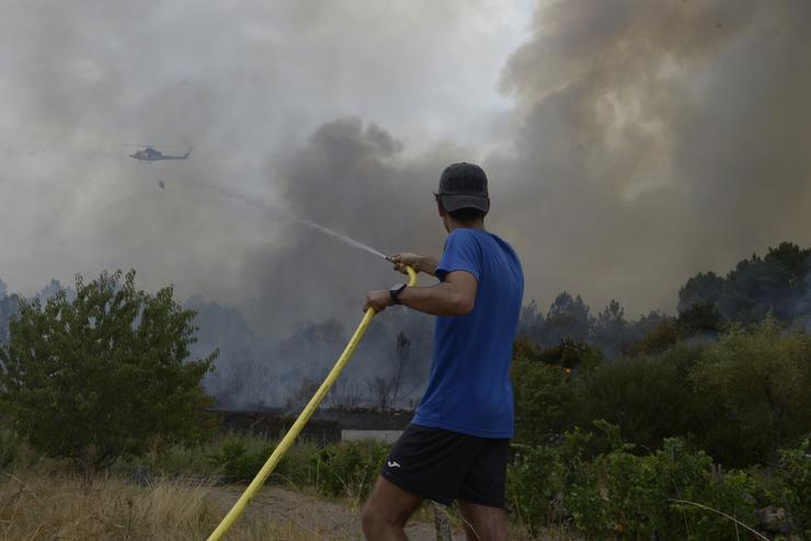 Extinción do incendio declarado a partir da vía do tren en Seixalbo, nun terreo no que arderon varias colmeas. ROSA VEIGA 