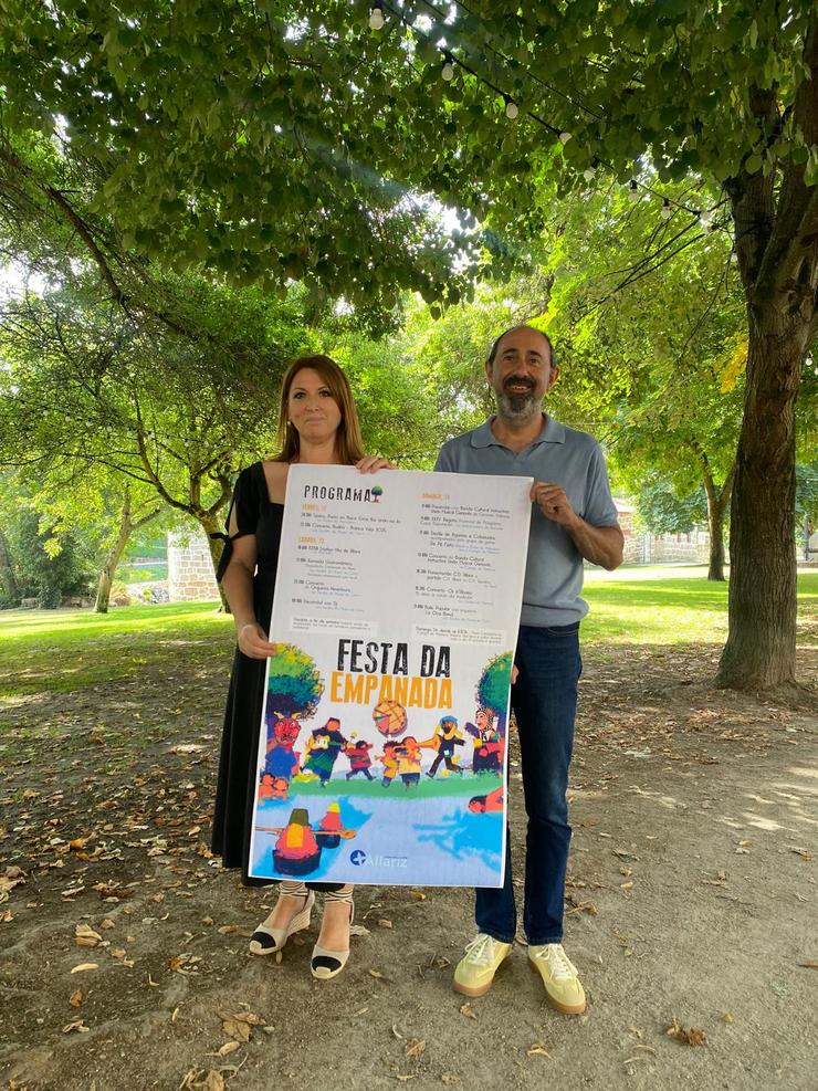 Presentación da Festa da Empanada 2025. Cristina Cid e Alberto Conde terman do cartel. Foto: Concello de Allariz.