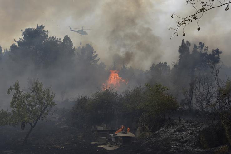 Un helicóptero trata de extinguir o incendio en Seixalbo, Ourense 