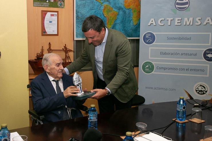 O presidente da Deputación da Coruña, Valentín González Formoso, entrega ao empresario Severino Escurís o Premio PEL. DEPUTACIÓN DA CORUÑA 