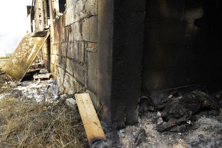 Interior dunha granxa tras o paso do lume, en Pobra de Trives. Rosa Veiga - Europa Press 