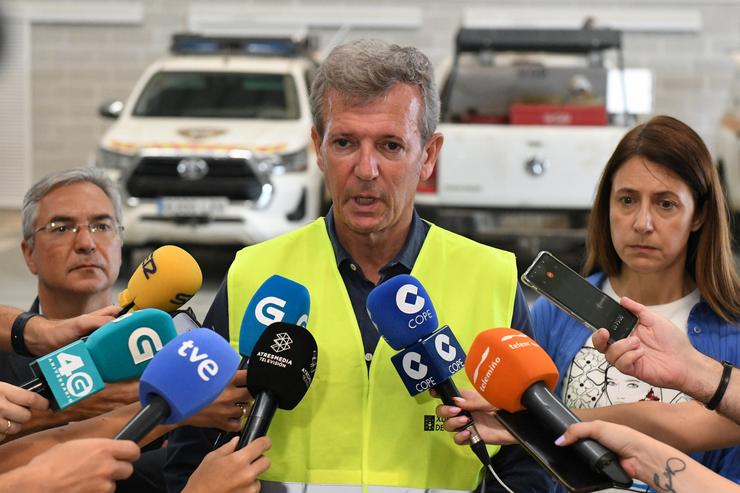O presidente da Xunta, Alfonso Rueda, atende aos medios de comunicación en Verín (Ourense) acompañado da conselleira do Medio Rural, María José Gómez, e do presidente da Deputación de Ourense, Luís Menor 